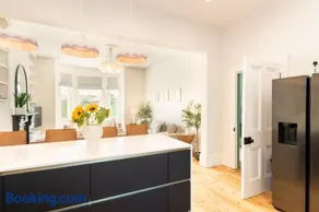 Stunning Townhouse by the sea, Hot Tub sleeps 17 - Image 5