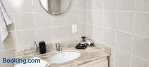 Apartamento 2 Quartos para 8 Pessoas com Garagem Ar Condicionado Escritório privativo WiFi6 800Mb em Frente ao Hospital Sadalla - Image 4