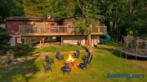 Lakefront Hot Tub Retreat Gig WiFi 75 TV Dock Sleeps 16 - Image 4
