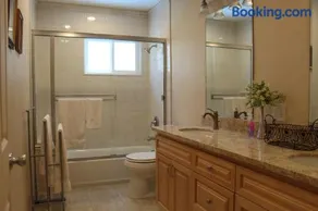 3-Bedroom Rose Garden Family Cottage - Image 3