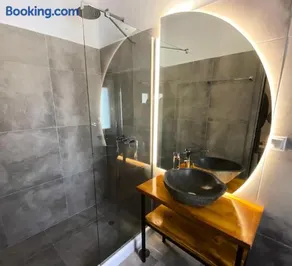 AVALON Luxury Suites - Image 4