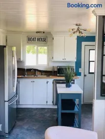 Beautiful Oceanview Retreat 2 Bedroom Home - Image 1