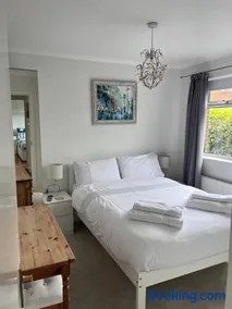 Spacious 5 double bed bedroom bungalow near Belfast - Image 3