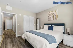 Luxurious 2/2 Condo with Pool, Gym and Laundry - Image 3