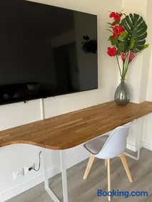 Apartment with a quiet garden and parking - 6 guests - Image 2