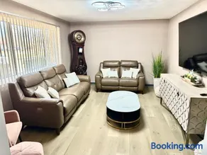 Delightful 3 Bd Home with King size bed, hot tub, playground! - Image 3