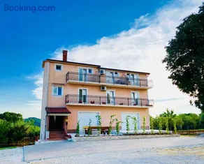 Guest House Maxi - Image 1