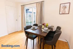 3 Bedroom house with free parking, Dalstone,Aylesbury - Image 5