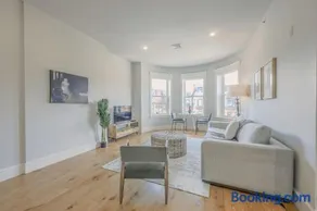 Prime Location Newbury Street 1BR - Image 1
