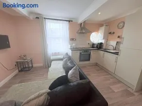 Lovely 1 Bed flat in high street - 4 min walk to beach- 300m - Image 4