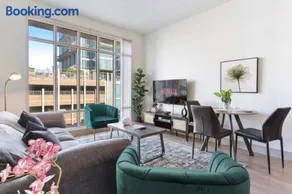 Uptown Luxury - Top Floor King Suite And Free Parking - Image 1