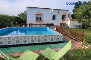Casa con piscina privada y jardín - Image 1