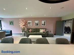 Luxury 5 Bed All En-Suite Cinema Room - Image 3