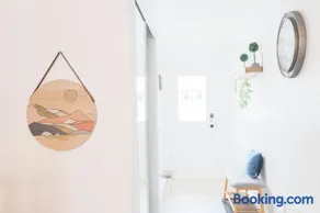 Family-Friendly Boho Stay - Sleeps 10 - Near the Falls - Image 2