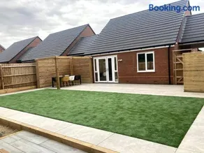 Robins Nest Luxury Bungalow - Image 5