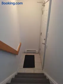 King Bed Room with Private Bath and Free Parking - 20m to Downtown Toronto - Image 4