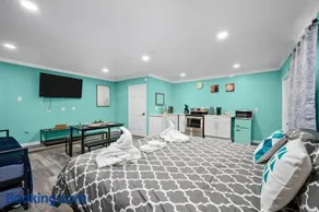 Mins to Midtown Heights Studio Apt with Free Parking - Image 3