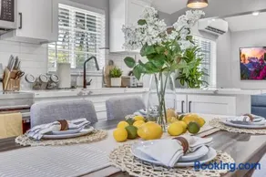 Cozy Blue Cottage - Walk to Old Town & City of Hope - Image 3