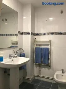 Apartamento cómodo y espacioso con parking - Image 2