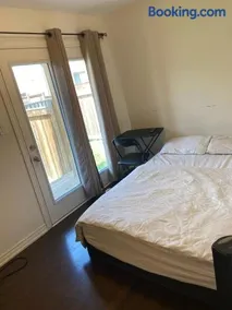 Comfortable Room with Free Parking - Image 3