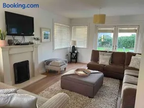 Seaside Chic! Modern Cosy Home - Image 5