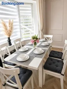 Stylish 2BR House Parking & WiFi Sleeps 6 - Image 3