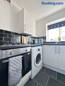 Comfy 1 BR Apartment - Sleeps 2 with Free Parking! - Image 4