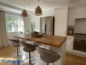 Serene Retreat Sleeps 6 with Garden - Image 5