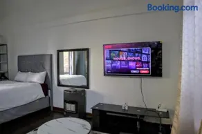 Modern suite at Maboneng with Wi-Fi & SmartTV - Image 1