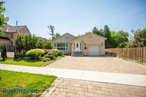 3 Bedroom Luxury House in Toronto - Image 2