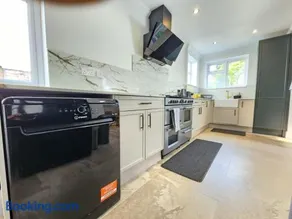 Stylish 3-Bedroom House with big Garden & Parking - Image 3