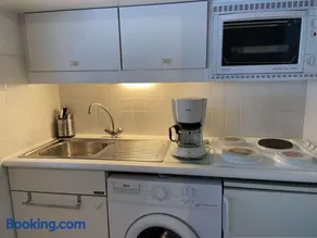 Appartement Studio Cabine à Fréjus, Piscine, Plage à 500m, Clim, Parking, Terrasse, 4 Couchages - Image 4