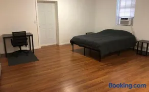 Large apartment, sleeps up to 8 people comfortably, direct NYC Manhattan train only 5 minute walk away - Image 4