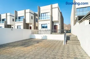 Luxury 3BR Retreat with Assistant Room and Private Pool, Breathtaking Mountain Views, Close to Fujairah Beautiful Beaches, Al Dana Island, Fujairah by Deluxe Holiday Homes - Image 2