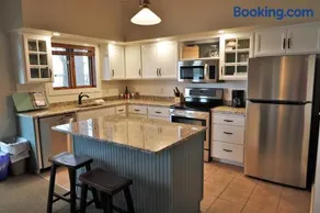 Bay Colony 775 - Image 1