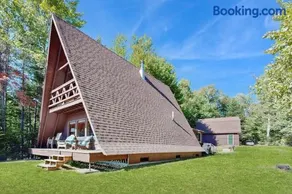 Comfy Lakefront Cabin with Gorgeous Views, Private Dock & Pebble Beach - Image 4