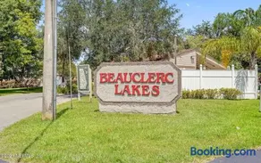 New Listing Lakefront King Bed Fireplace - Image 2