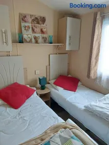 Przytulna przyczepa kempingowa dla 6 osób w parku wakacyjnym St Osyth Beach w Essex - Image 3