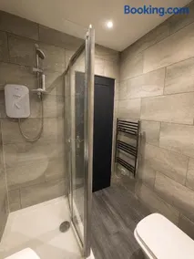 1 Bedroom Luxury Serviced Flat, 24hr Check in WiFi Netflix Washer Fully Equipped - Image 5