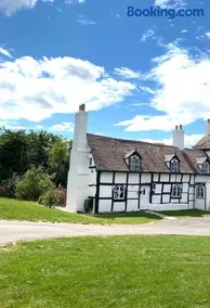 Stylish Tudor Cottage & Hot Tub - Image 2