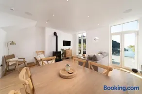 Harbour Tide, Inviting 3 BR Apt, Large Terrace and Sea View, Parking - Image 4