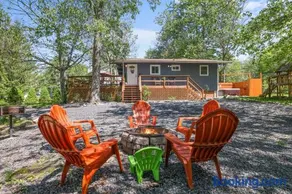 COZY COTTAGE Spacious 4Bdrm 2Bth, Hot Tub, Game Movie Room, Close to camelback skiing, Sauna Firepit, Arcades, Backyard Playground, 2 Min Walk To Pool, Lake, Beach, Basketball - Image 1