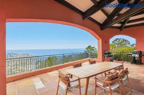 Luxurious villa with 7 bedrooms - Image 4