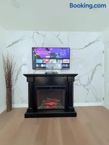 Private 1BR 1BA Suite, Kitchen, Fireplace, Parking - Image 1