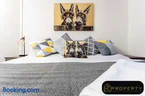 Spacious 3 bed, 2 min from A1 - Image 2