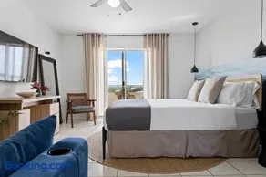 Bayshore Bliss, Cozy with Water Views of Miami Bay - Image 2