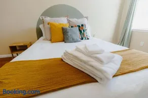 Centrally Located 3BR Overton Square Fast WiFi Free Parking Yes Pets - Image 4