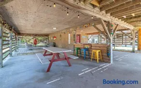 House with No Name - Nags Head MP 10.5, Oceanside, 340 Yds to Beach, Pets OK, YR Flex Stays - Image 2