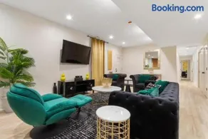Modern 3BR Apt Near United Center - Image 1