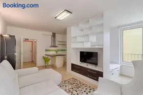 Peace and Comfort Near Center with Balcony, 500MB WIFI - Image 2
